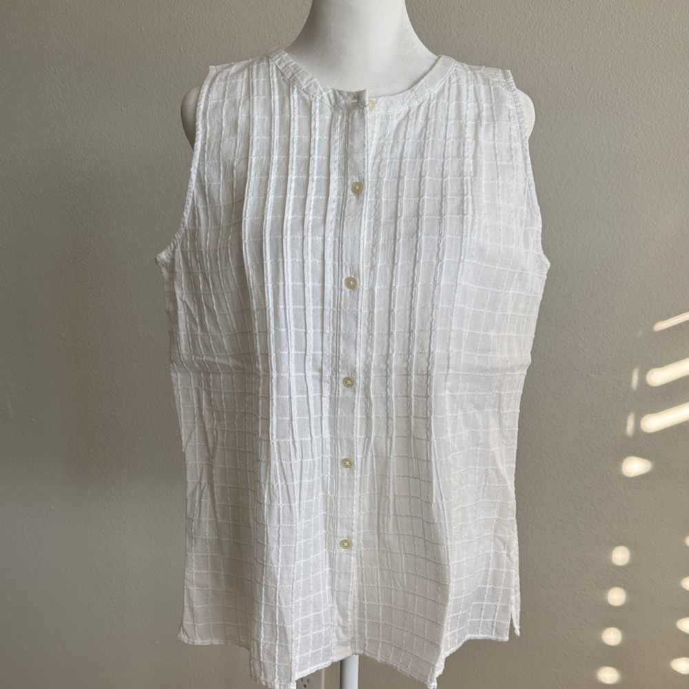 Sleeveless White Button-Up Women's Top - Picture 2 of 9